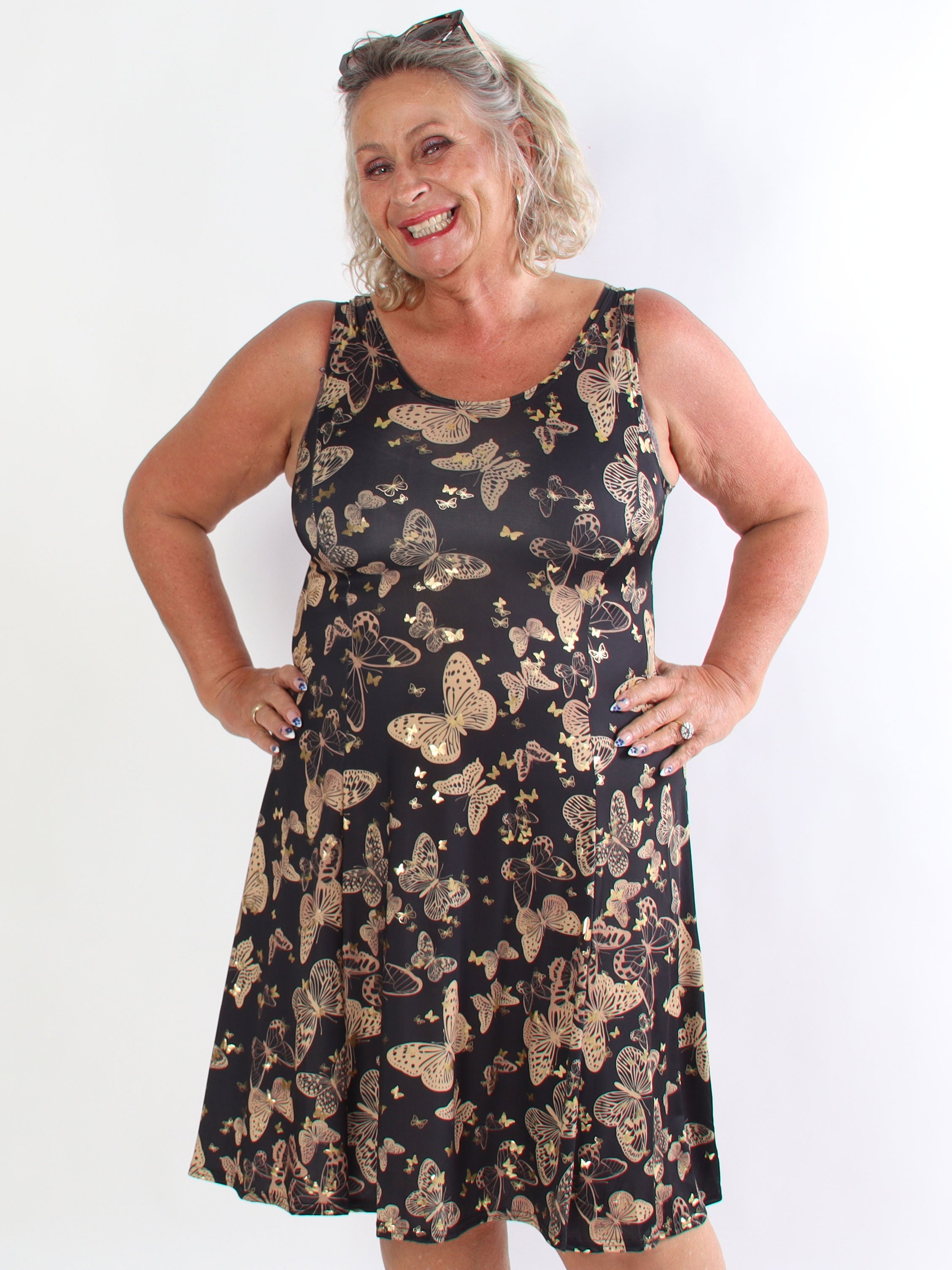 Maj Butterfly - Elastisk plus size sommarklänning i a-linjeform med fjärilstryck